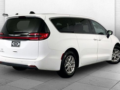 Used 2024 Chrysler Pacifica Touring-L FWD image 15