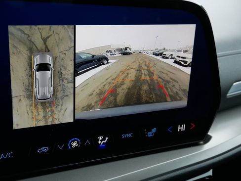 Used 2024 Chevrolet Traverse LT image 25