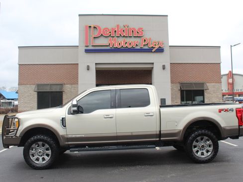 Used 2017 Ford F250 Lariat w/ Chrome Package image 8