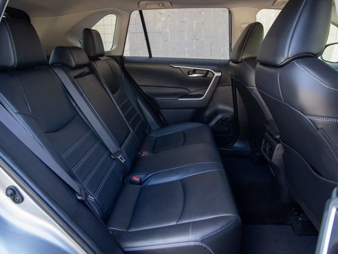 Used 2020 Toyota RAV4 XLE Premium FWD image 19