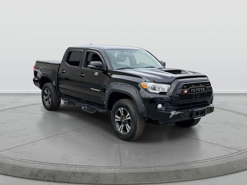 Used 2017 Toyota Tacoma TRD Sport w/ Tow Package (A/T) AWD/4WD image 1