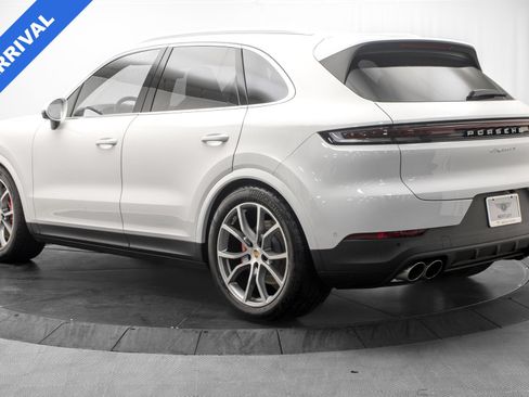 Used 2025 Porsche Cayenne S AWD/4WD image 5