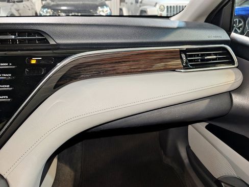 Used 2018 Toyota Camry LE image 34