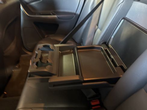 Used 2017 Volvo XC60 T6 R-Design w/ Climate Package image 18