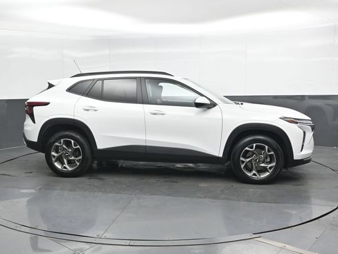 Used 2025 Chevrolet Trax LT FWD image 3