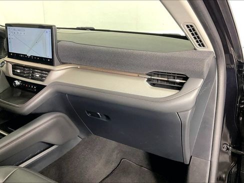 Used 2025 Ford Explorer Active w/ Active Comfort Package RWD image 21