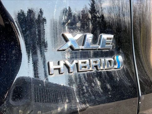 Used 2021 Toyota RAV4 XLE Premium image 10