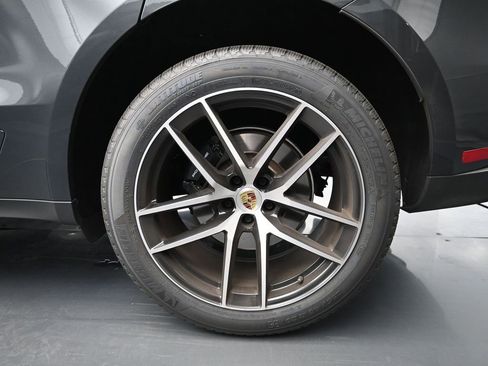 Certified 2023 Porsche Macan AWD/4WD image 9