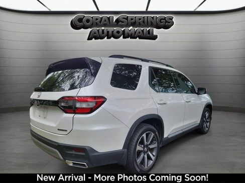 Used 2025 Honda Pilot Touring image 4