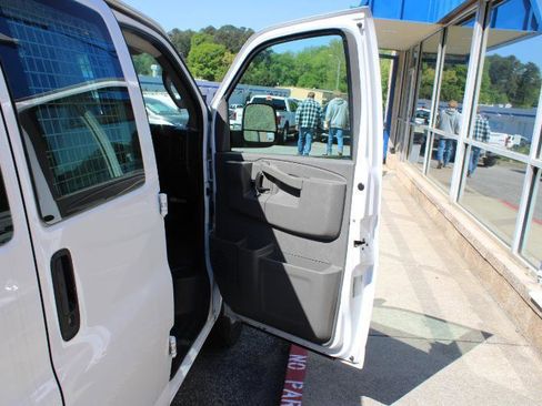 Used 2017 Chevrolet Express 2500 RWD image 12