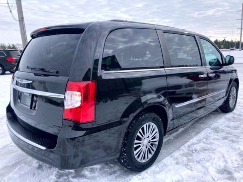 Used 2014 Chrysler Town & Country Touring-L w/ Driver Convenience Group image 7