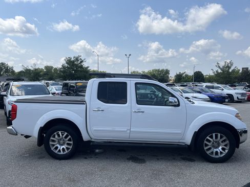 Used 2011 Nissan Frontier SL AWD/4WD image 4