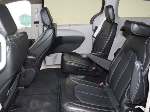 Used 2024 Chrysler Pacifica Touring-L image 23