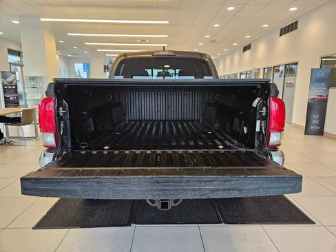 Used 2017 Toyota Tacoma TRD Off-Road w/ Tow Package (A/T) AWD/4WD image 8