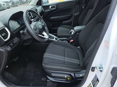 Used 2025 Hyundai Venue SEL FWD image 11