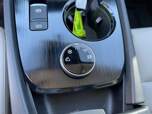 Certified 2025 Nissan Rogue SL image 17