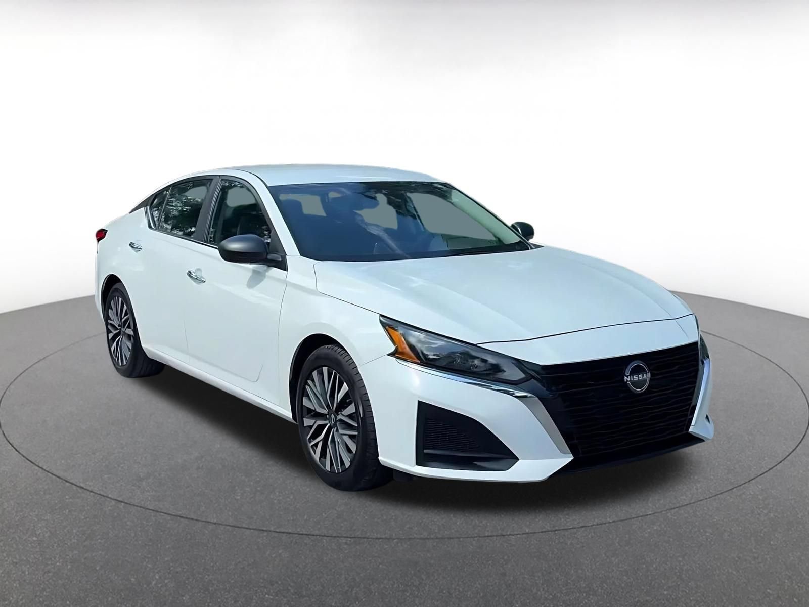 Used 2025 Nissan Altima 2.5 SV FWD image 3