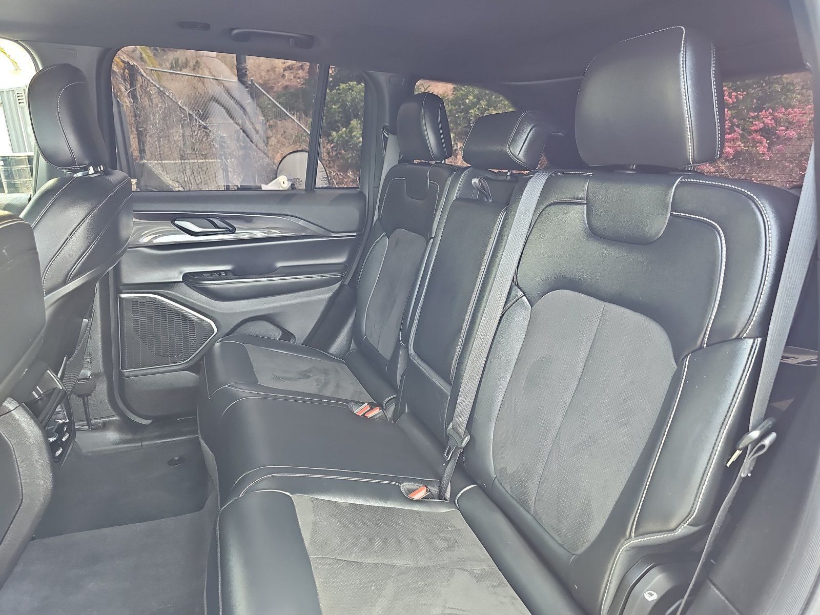 Used 2022 Jeep Grand Cherokee Altitude AWD/4WD image 13