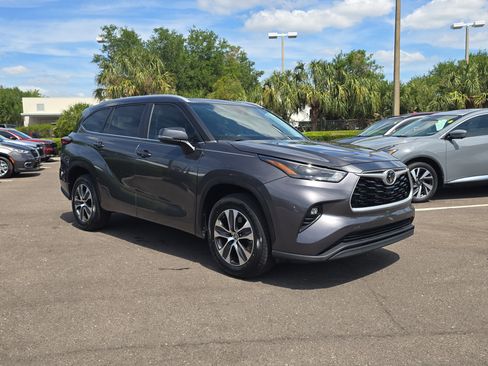 Used 2023 Toyota Highlander XLE image 2