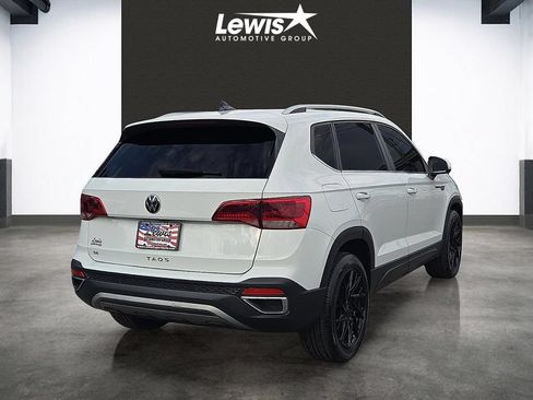 Used 2022 Volkswagen Taos SE w/ Panoramic Sunroof Package FWD image 4