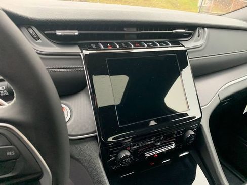 New 2025 Jeep Grand Cherokee Altitude AWD/4WD image 19