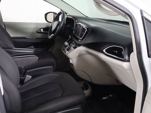 Used 2023 Chrysler Voyager LX FWD image 18