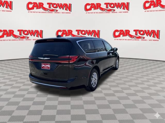 Used 2024 Chrysler Pacifica Touring-L FWD image 3
