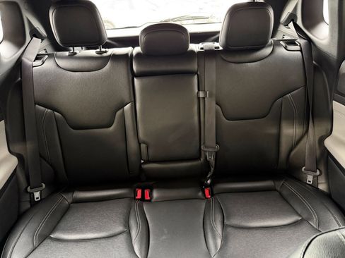 Used 2025 Jeep Compass Limited image 38