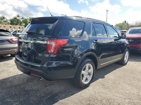 Used 2018 Ford Explorer XLT w/ Equipment Group 202A image 3