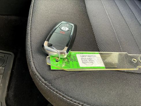 Used 2022 Ford Edge SE w/ Black Appearance Package image 19