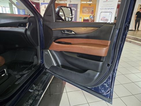 Used 2018 Cadillac Escalade Premium Luxury AWD/4WD image 14