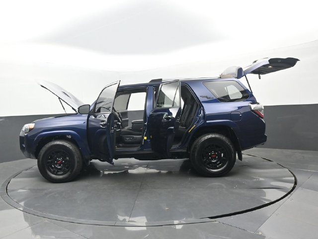 Used 2018 Toyota 4Runner TRD Off-Road AWD/4WD image 31