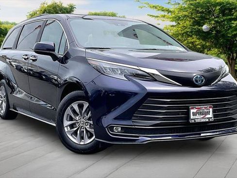 Certified 2025 Toyota Sienna XLE w/ XLE Plus Package AWD/4WD image 1
