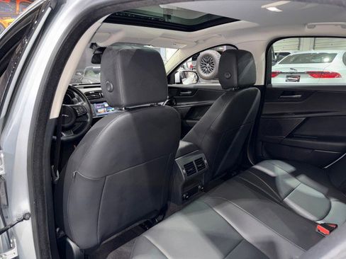 Used 2017 Jaguar XE Premium image 12