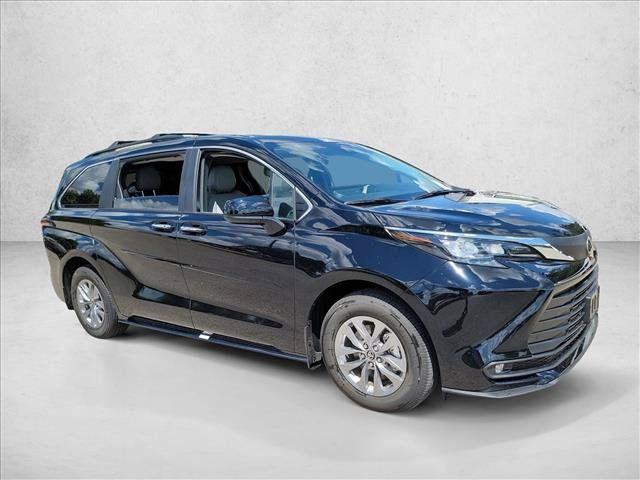 Used 2026 Toyota Sienna XLE FWD image 3