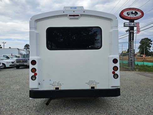Used 2018 Chevrolet Express 4500 w/ Shuttle Bus Package RWD image 6