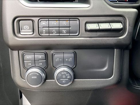 Used 2024 GMC Yukon AT4 w/ Technology Package AWD/4WD image 14