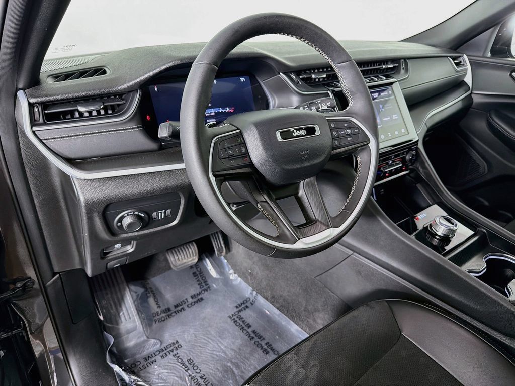Used 2024 Jeep Grand Cherokee L Altitude AWD/4WD image 9