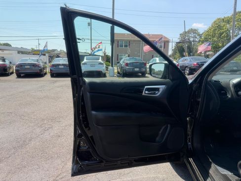 Used 2019 Nissan Pathfinder S AWD/4WD image 9