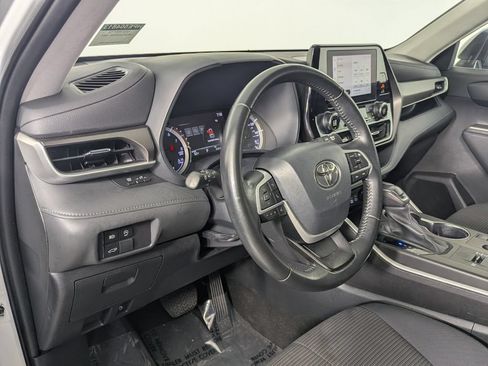 Used 2023 Toyota Highlander LE FWD image 12