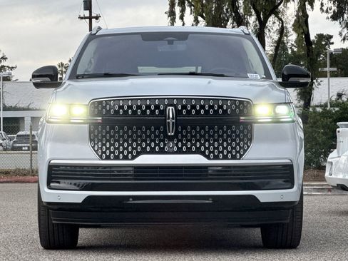 Certified 2025 Lincoln Navigator L Reserve image 9