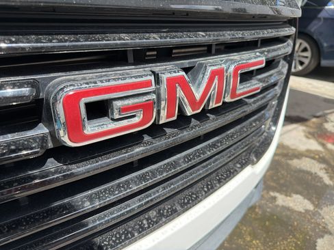 Used 2023 GMC Terrain SLE w/ Driver Convenience Package FWD image 5
