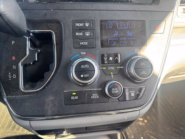Used 2018 Toyota Sienna LE w/ Carpet Mat Package FWD image 9