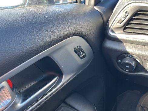 Used 2021 Chrysler Pacifica Touring-L w/ Uconnect Theater Family Group image 16