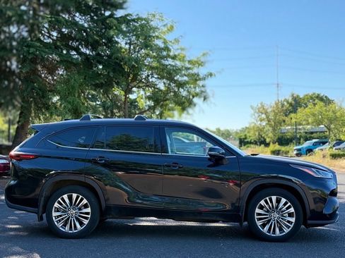 Certified 2024 Toyota Highlander Platinum AWD/4WD image 6