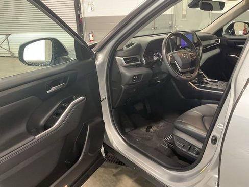 Used 2023 Toyota Highlander XLE image 9