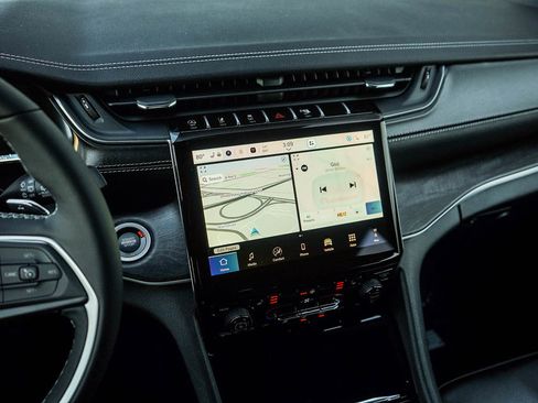 New 2025 Jeep Grand Cherokee Limited w/ Black Appearance Package image 24