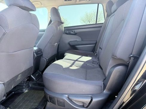 Used 2023 Toyota Highlander LE image 17