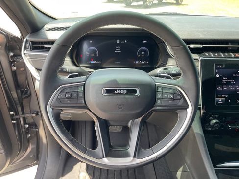 Used 2025 Jeep Grand Cherokee Altitude AWD/4WD image 17