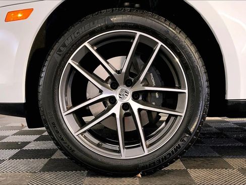 Used 2025 Porsche Macan image 11